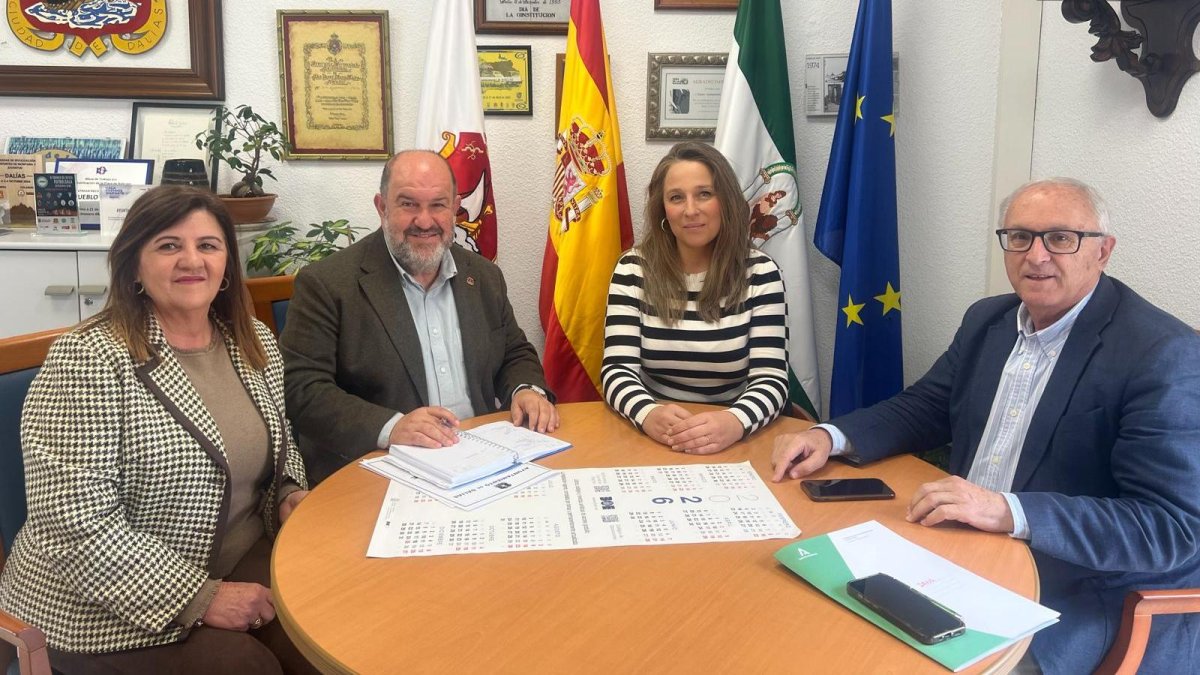 La Junta impulsa la reparación de la pista deportiva de Celín y la modernización del bar de la piscina municipal.