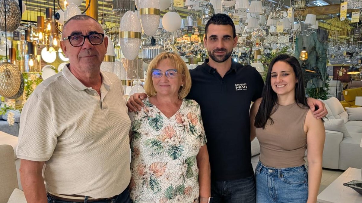 Antonio y Dolores junto a su hijo y Esther.