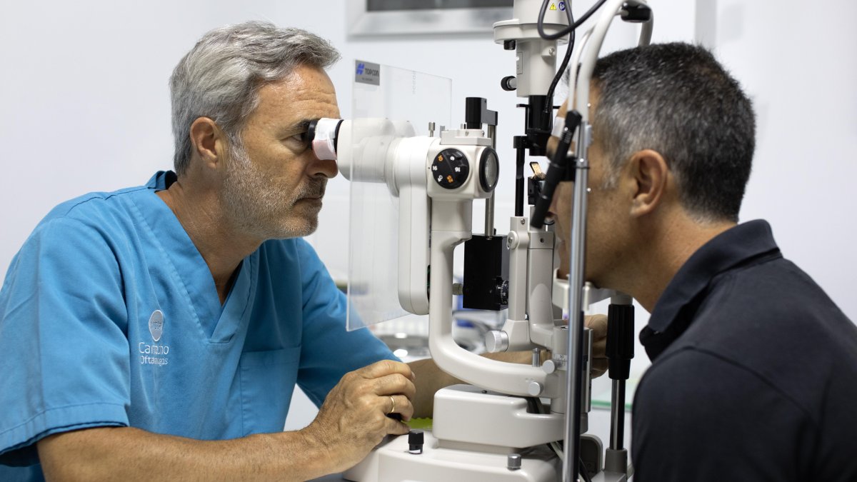 El doctor Manuel Camacho Sampelayo durante una revisión oftalmológica en la clínica Vista Camacho.