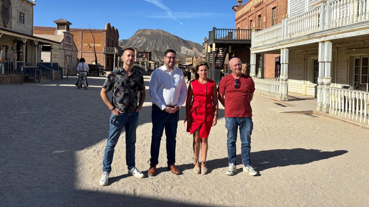 Juan Francisco Viruega, José Díaz, Marta Galdo y José María Rodríguez, este viernes en MiniHollywood tras la firma del convenio.