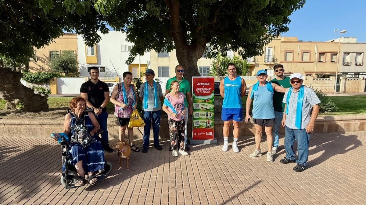 Antonio Casimiro con las personas que asistieron a 'Entrena en tu parque'.