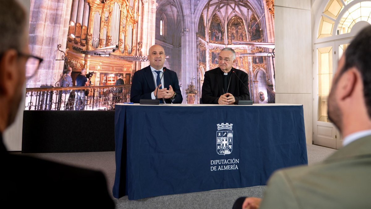 El presidente de la Diputación de Almería, José Antonio García Alcaina, y el obispo de Almería, Antonio Gómez Cantero, han firmado el acuerdo.