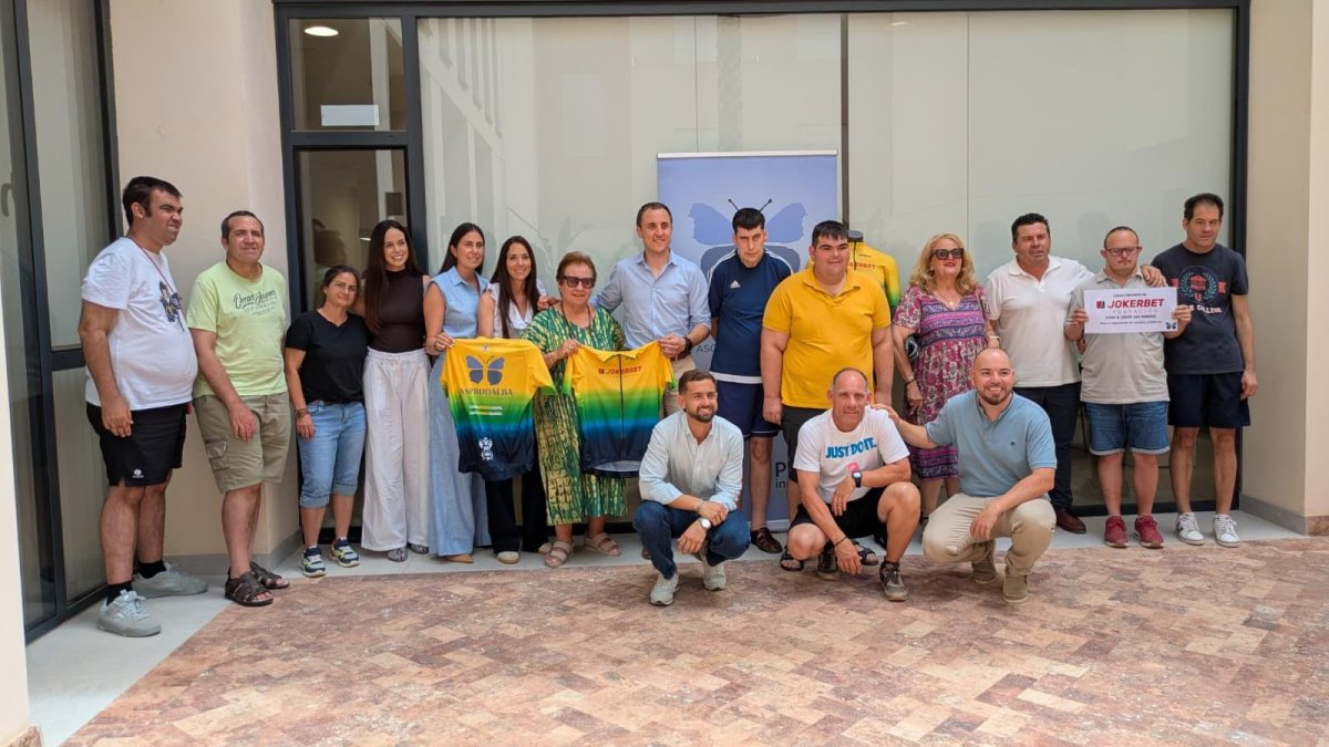 "Cada pedalada cuenta": solidaridad en bicicleta desde Vera por las personas con discapacitadas