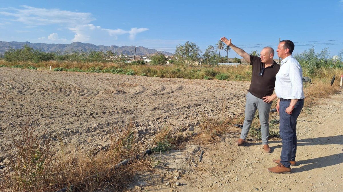 Visita del subdelegado del Gobierno en Almería, José María Martín, y el alcalde de Cuevas del Almanzora, Antonio Fernández, a algunas de las zonas más afectadas.