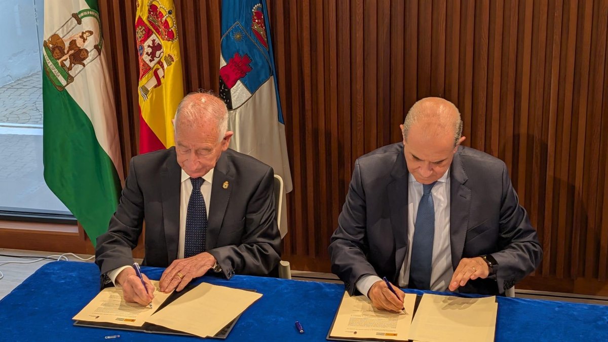 Gabriel Amat y Francisco Pardo firman el protocolo.