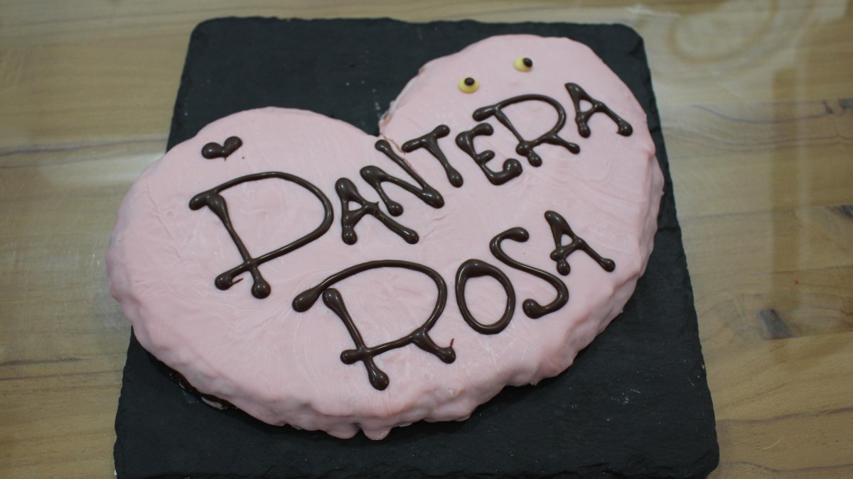 La palmera con sabor pantera rosa es presentada con letras y ojos que recuerdan al clásico pastelito.