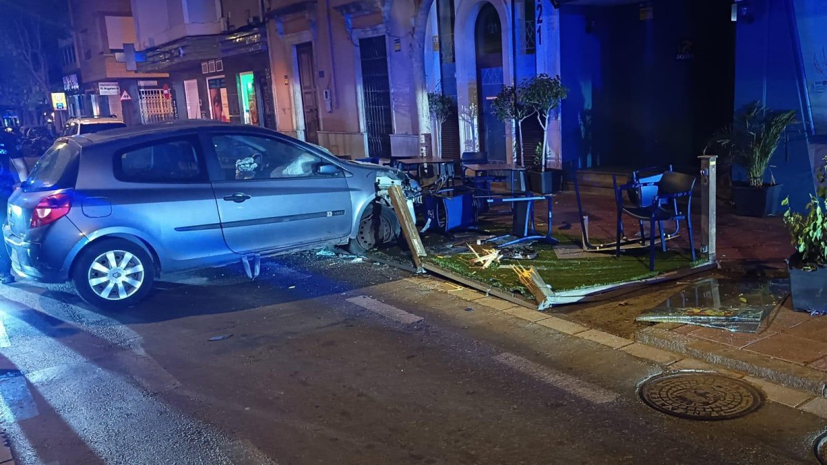 Un vehículo se estrella contra la terraza del bar La Gloria, en la calle Granada: "La ha dejado destrozada"