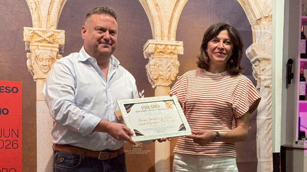 José Antonio Martínez, de Fort Bravo, recibe el premio de manos de Ana Rivas, directora general de Turismo de Navarra.