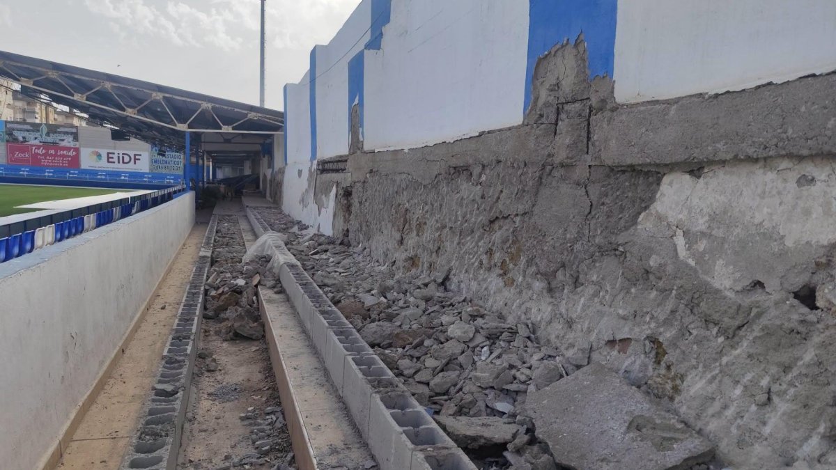 El 'Centenario El Rubial' cambia su imagen con motivo del ascenso a Primera RFEF y las obras van contrarreloj.