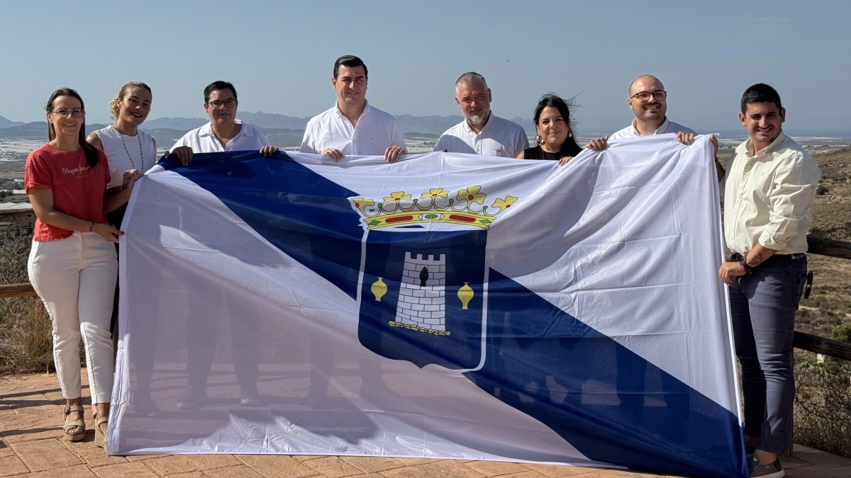 Autoridades antes del izado de la bandera.