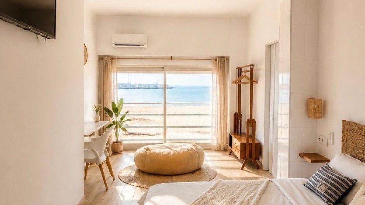 Una de las habitaciones de Dreams Náutico, con vistas al Mediterráneo desde el paseo marítimo de Garrucha.