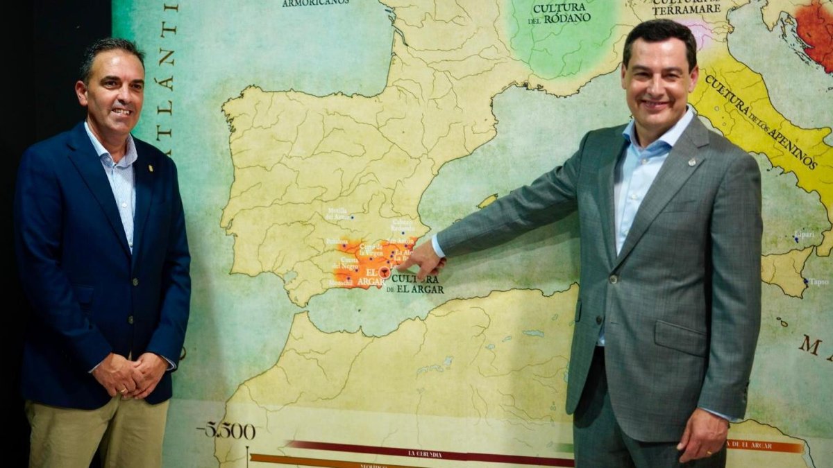 El alcalde y el presidente andaluz en funciones en la inauguración del CICA de Antas.