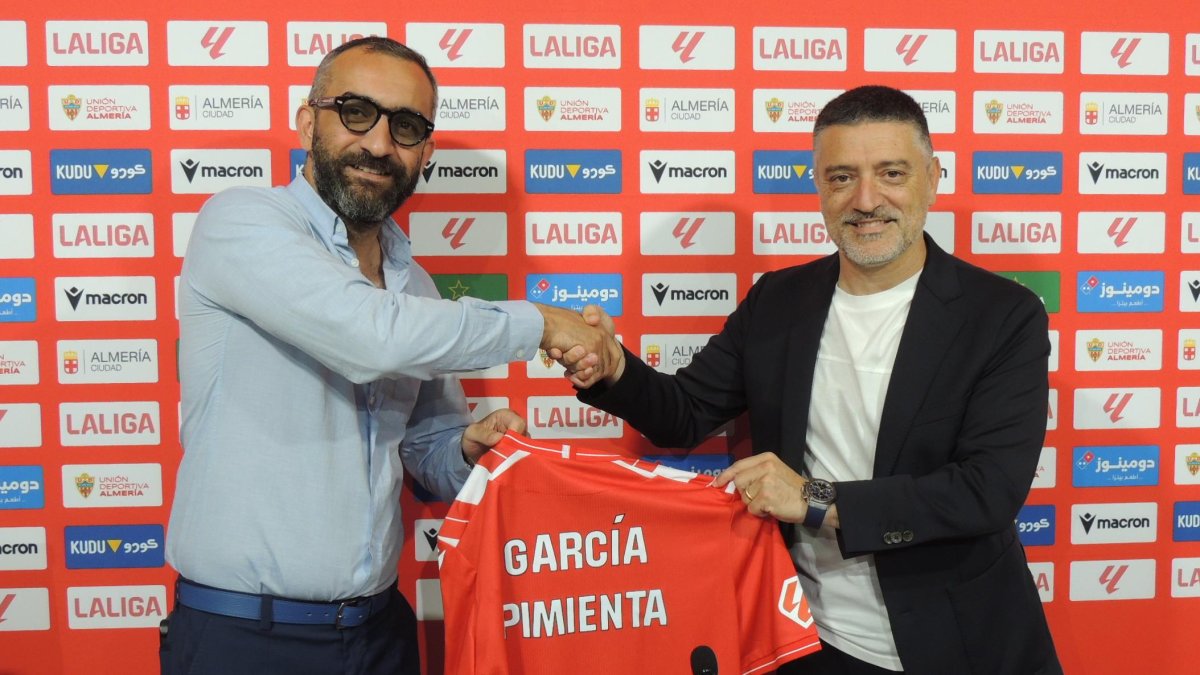 Mohamed El Assy presentando a García Pimienta.