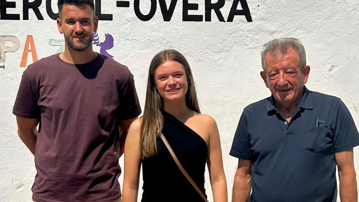 Cristina del Saliente junto a su profesor de Historia y Geografía, Juan Jesús Oliver Laso y el director del IES Albujaira, Ginés Parra.