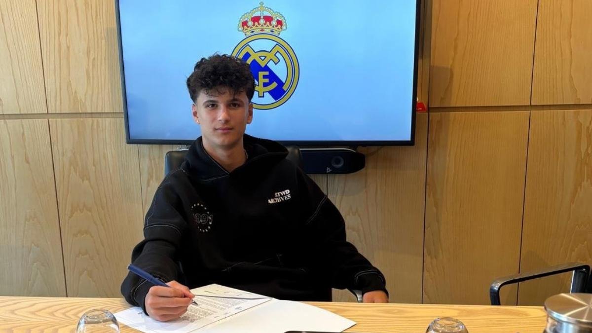 Hugo Fernández firmando su nuevo contrato con el Real Madrid tras salir de las bases del Almería.