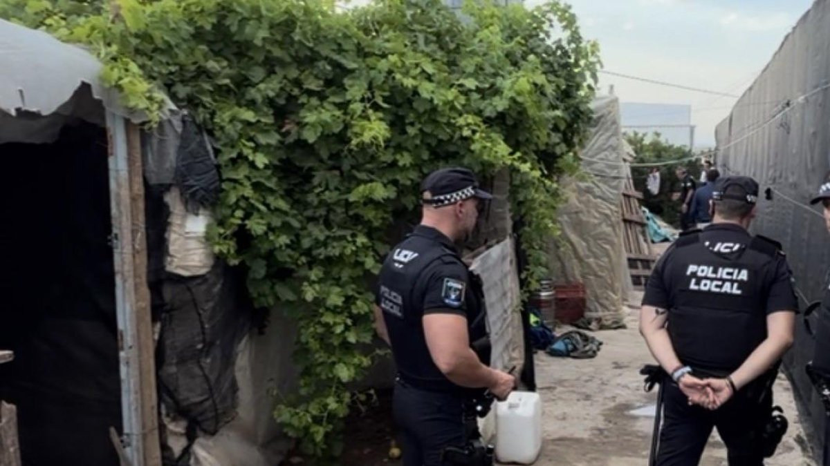 El Ayuntamiento de El Ejido derriba varias chabolas en San Agustín