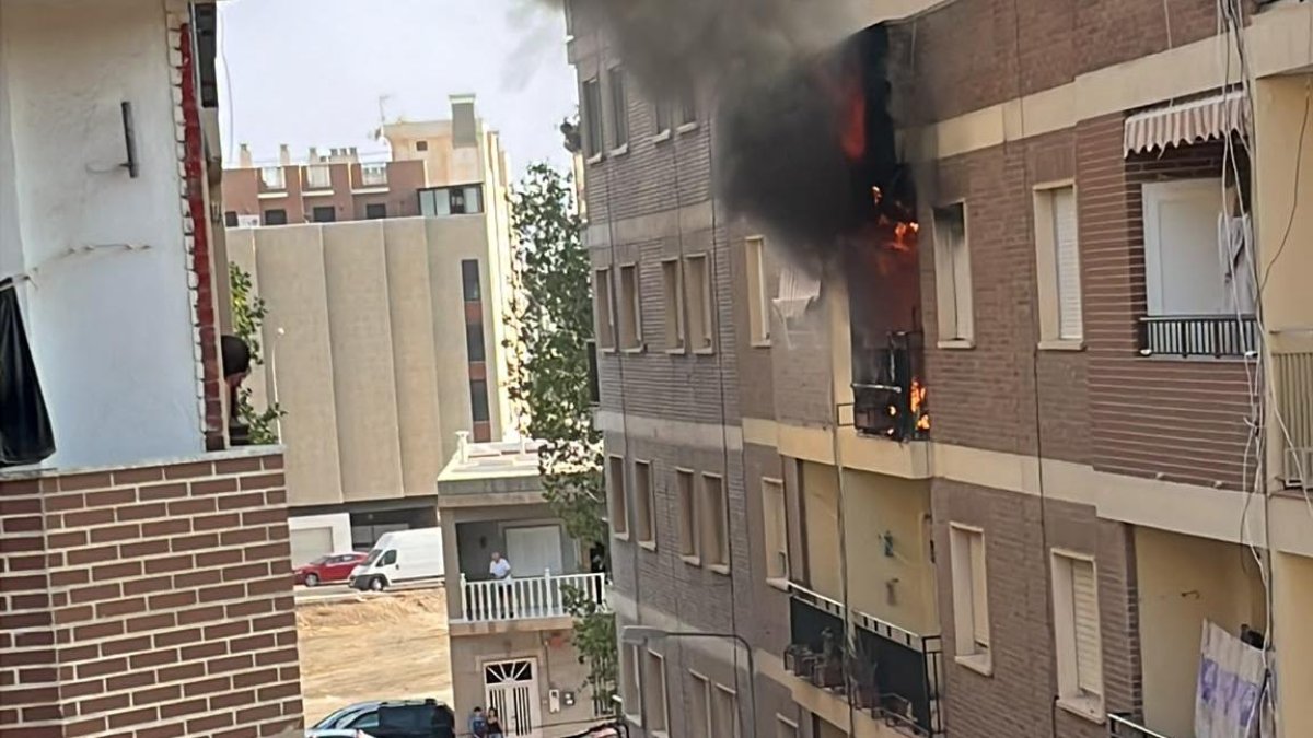 Dos ancianos y un niño, evacuados al hospital tras un incendio de vivienda en Adra