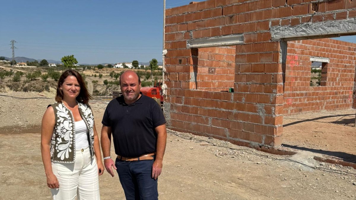 Visita de la alcaldesa, María del Mar Alfonso, junto al concejal Rogelio Berbel.