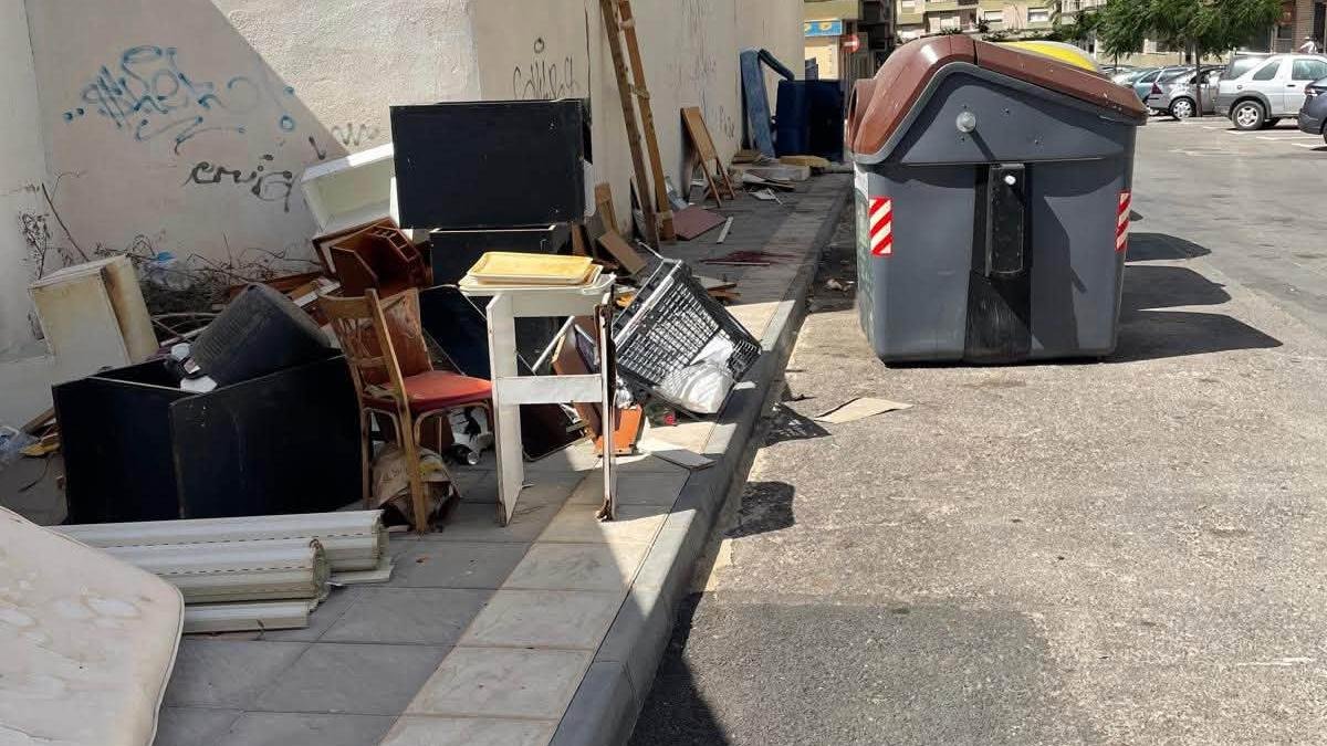 Imágenes de los vertidos en las calles de Huércal-Overa.