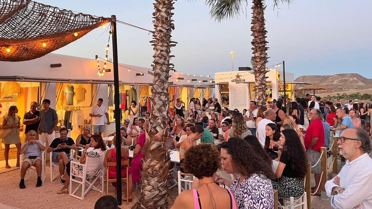 El mercadillo junto al mar ideal para visitar este verano en Cabo de Gata: cabañas cápsula, bar chill-out y música en directo