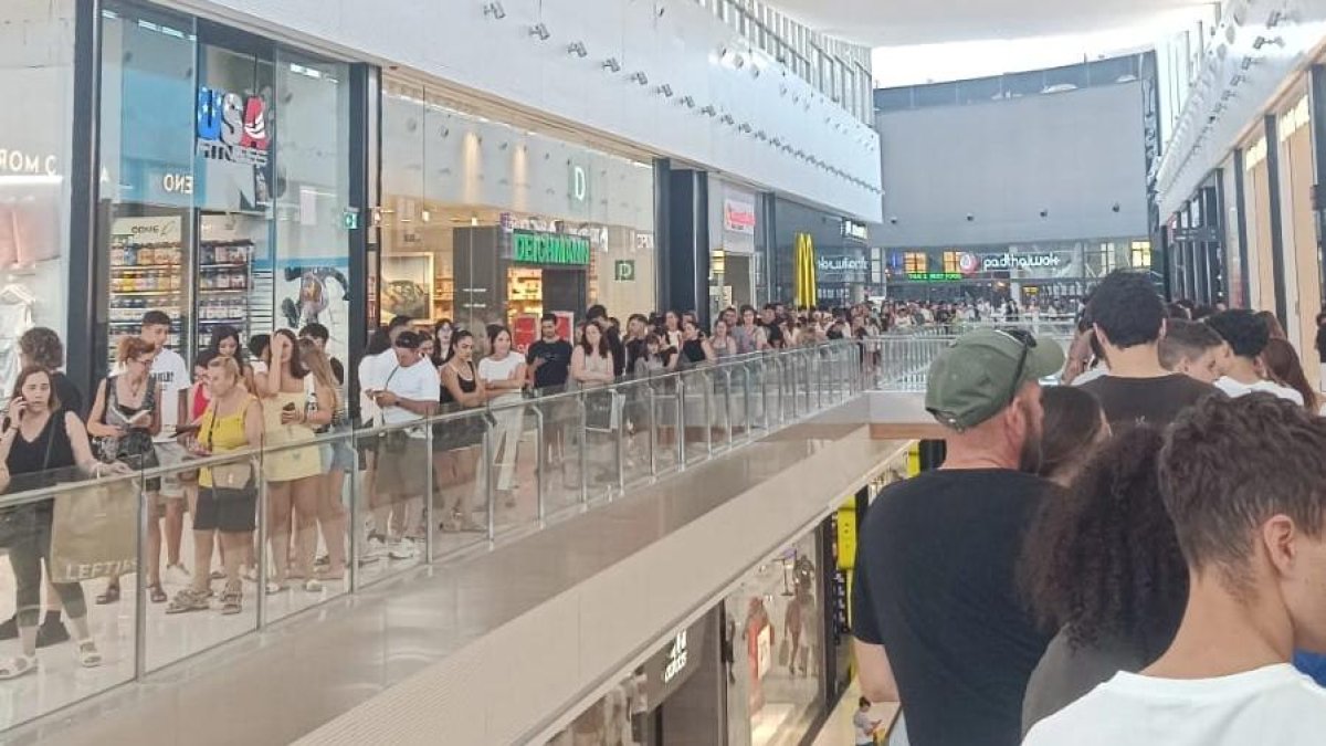 Las colas generadas a lo largo del Centro Comercial Mediterráneo por la inauguración de la Cheesequería.