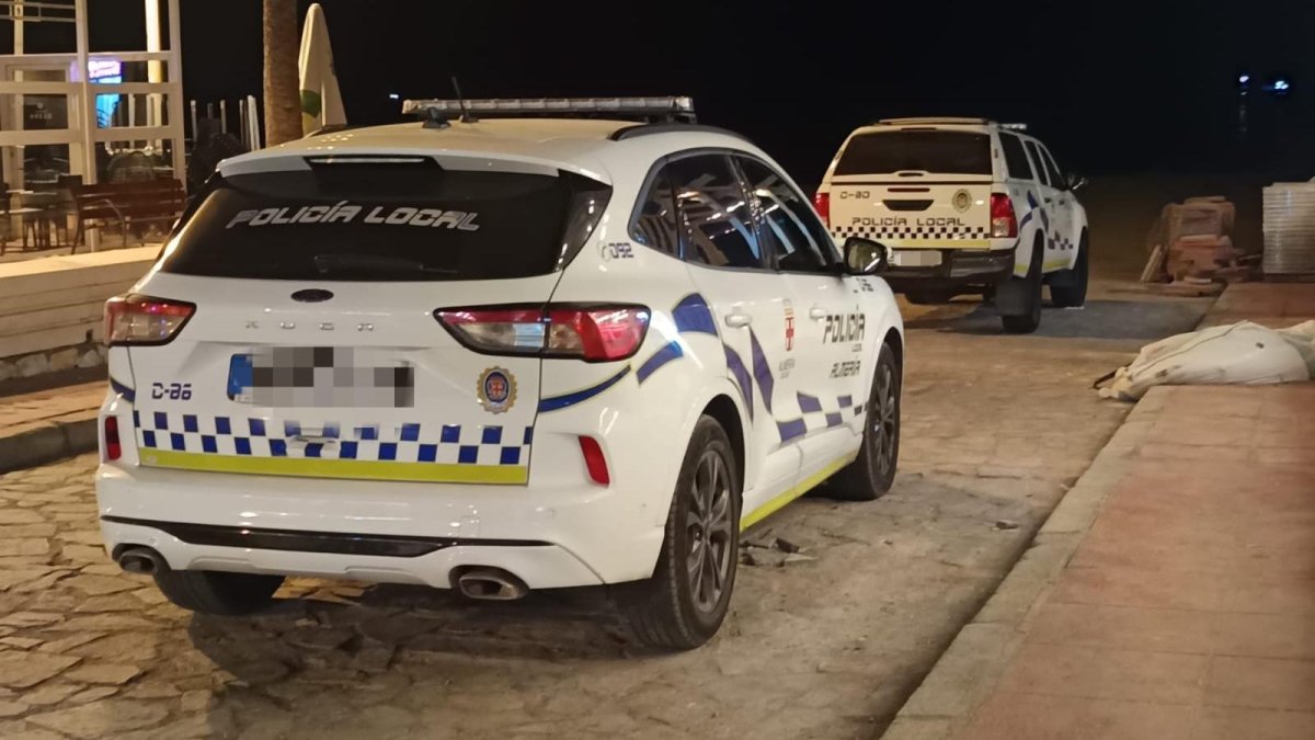 Los vehículos de la Policía Local que se encontraban este domingo noche en el Paseo Marítimo.