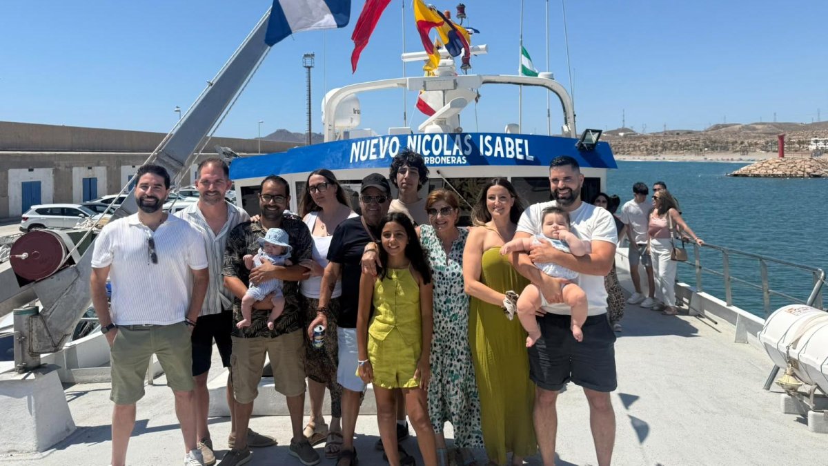 Nicolás García Hernández (el tercero empezando por la izquierda), junto al resto de su familia, en el bautismo del Nuevo Nicolás e Isabel en Carboneras