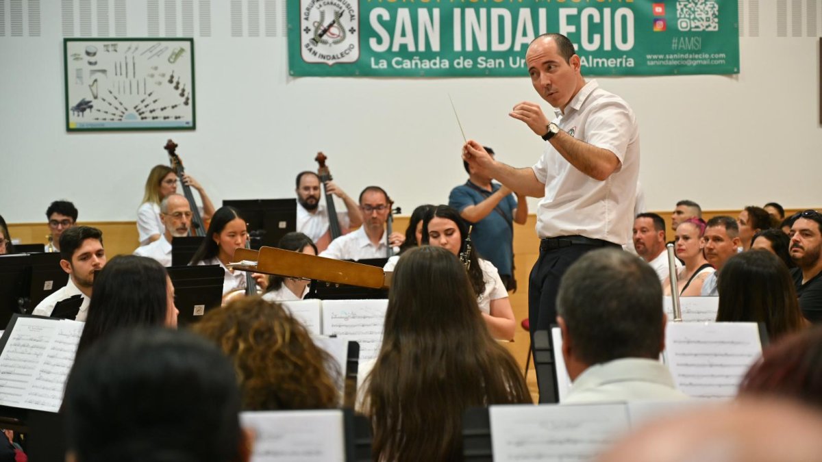 Manuel Antonio Horcas dirige la banda de la Agrupación Musical San Indalecio.