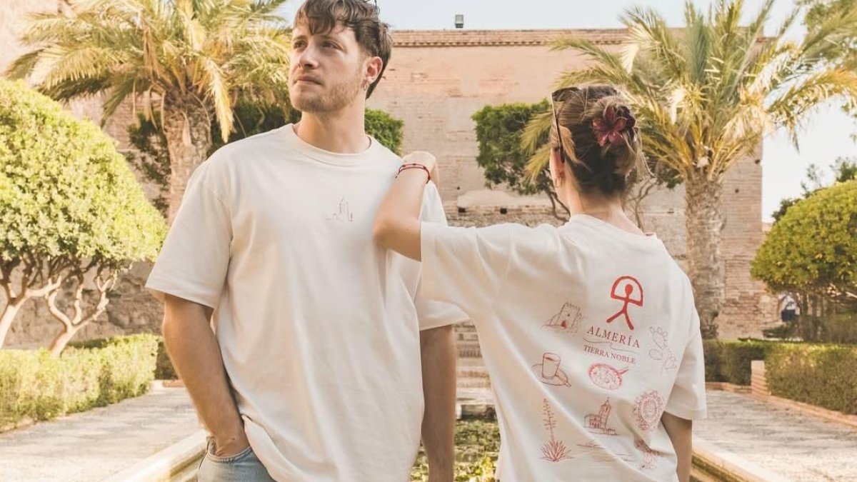 Promoción de la camiseta, con una imagen realizada en la Alcazaba.