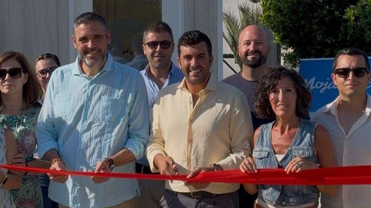 Inauguración del nuevo punto zonal de información turística en la playa de Mojácar.