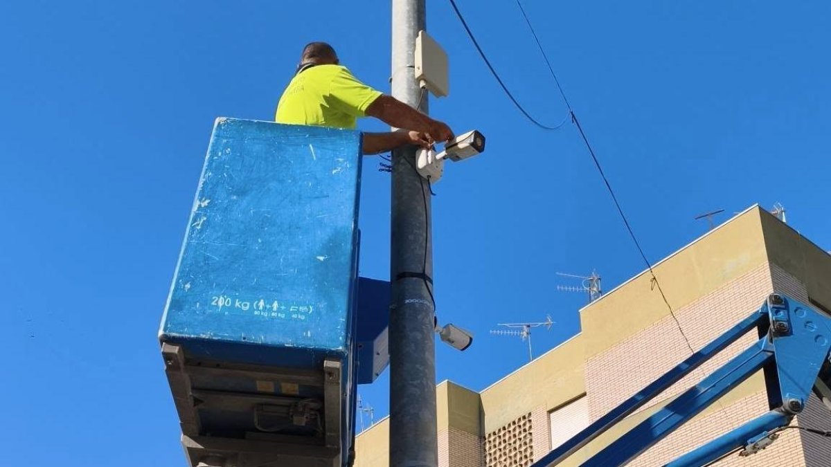 Huércal-Overa continúa instalando cámaras de videovigilancia con inteligencia artificial.