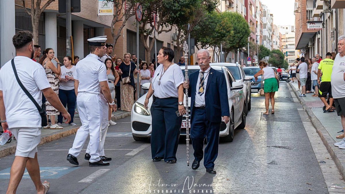 Miembros de la Armada, cortando el tráfico en la calle General Luque para el traslado de la Virgen del Carmen.