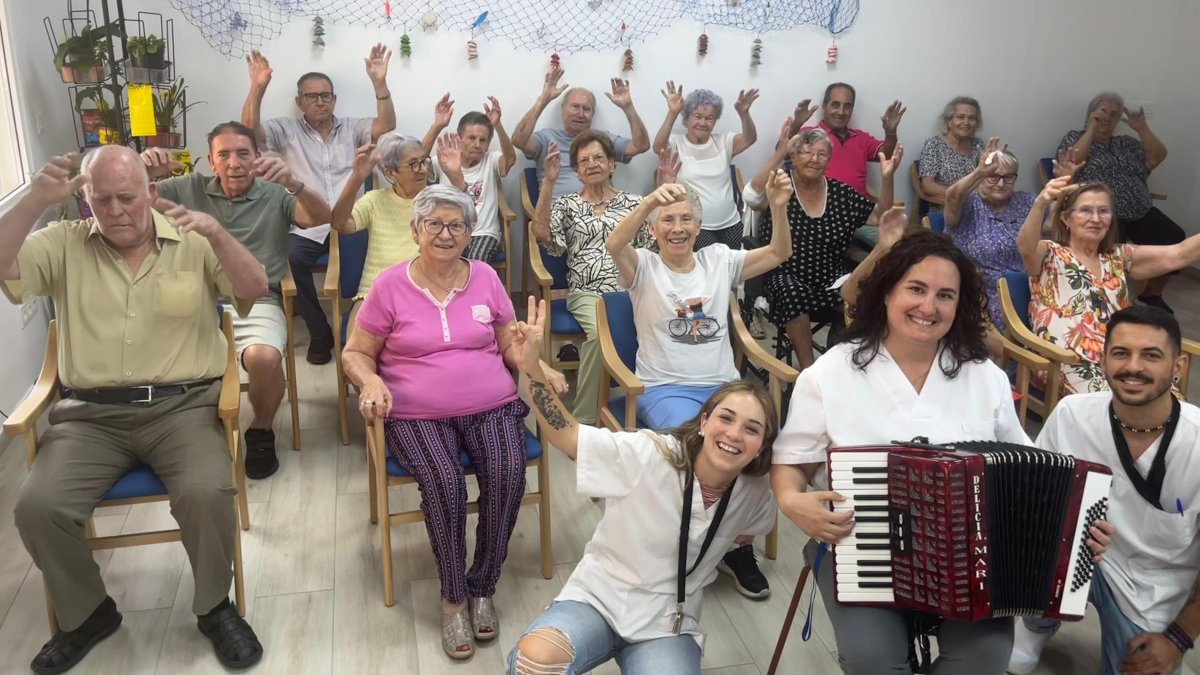 Mari con su acordeón durante una de sus actuaciones junto a usuarios y compañeros en Balanegra.