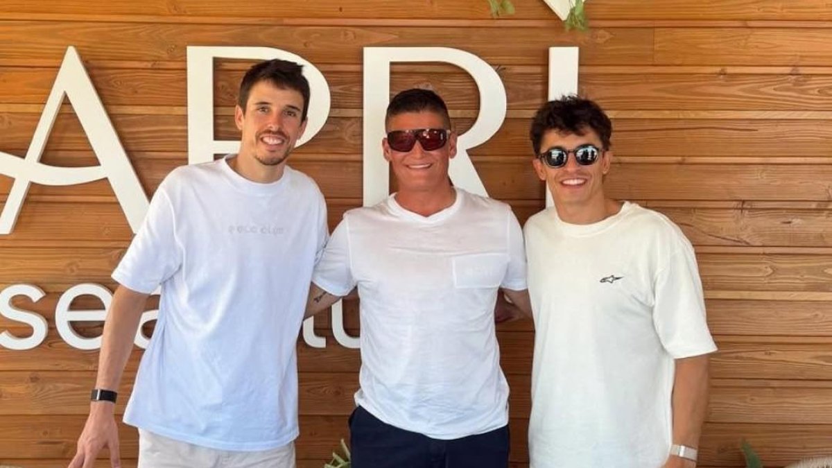 Marc Márquez y Álex Márquez, en un chiringuito de Vera Playa.