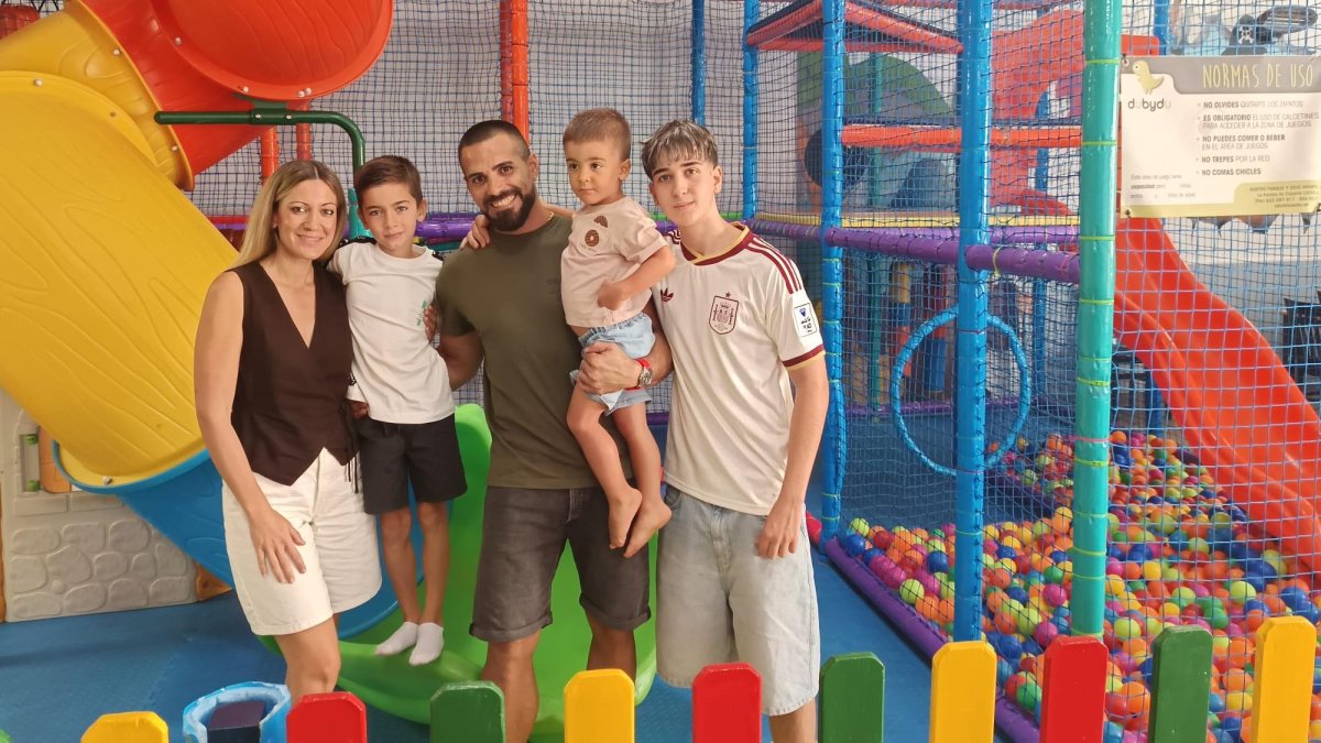 Débora y José Francisco junto a sus hijos en el interior de CocoPark.