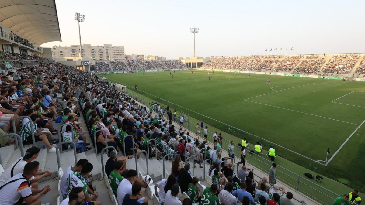 Prácticamente lleno el Municipal de La Línea en el Real Betis-Olympique de Lyon, que acabó con victoria verdiblanca por 4-0.
