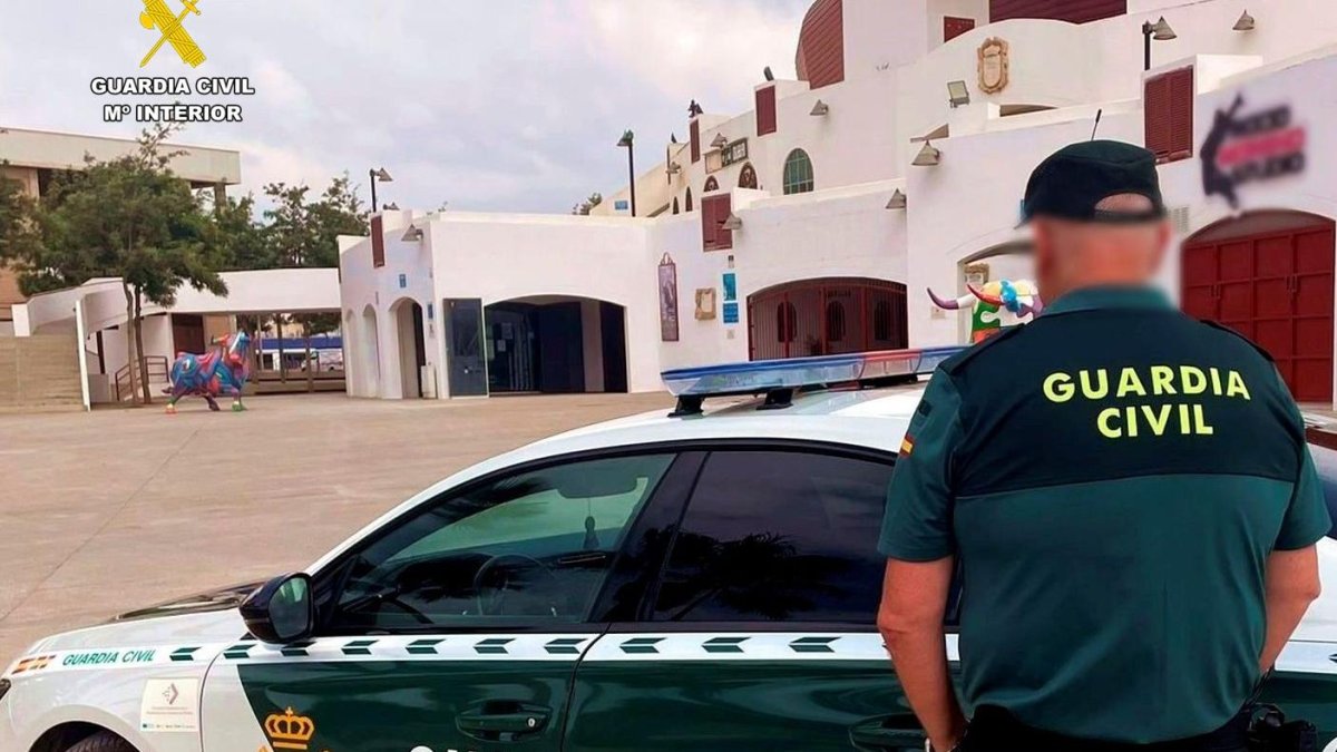 La Guardia Civil ha esclarecido nueve robos con fuerza en el interior de vehículos en Roquetas de Mar.