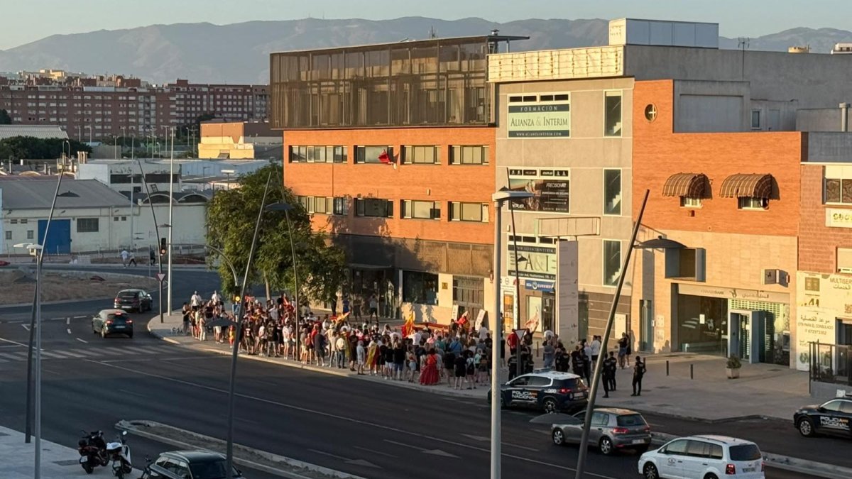 Cerca de un centenar de personas se manifiesta frente al Consulado de Marruecos en Almería