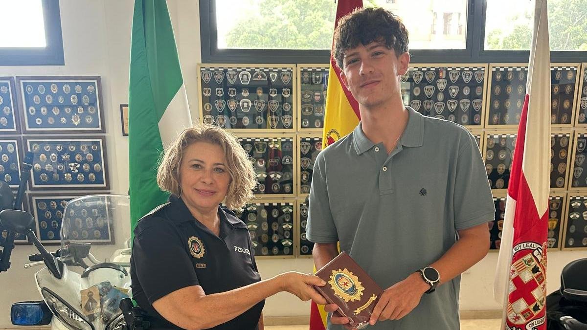 Luis recibe una metopa de la Policía Local de manos de la intendente principal jefa accidental, Carmen María Martínez, en agradecimiento a su acto.