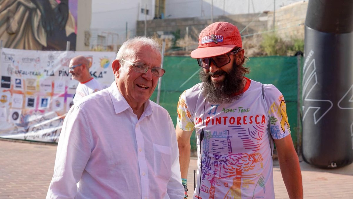 El alcalde de Vícar junto a 'Tractormman'.