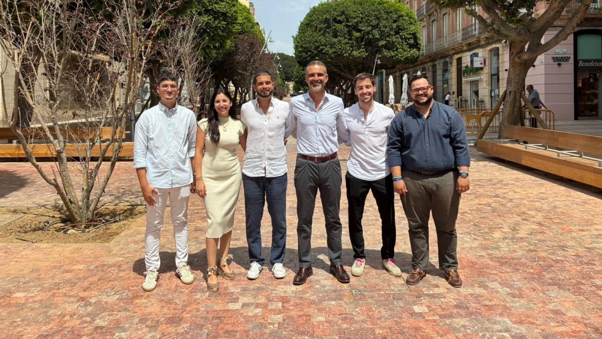 Los cinco nuevos representantes de Nuevas Generaciones Almería en la Ejecutiva Nacional del PP, junto a Ramón Fernández-Pacheco, en el Paseo de Almería.