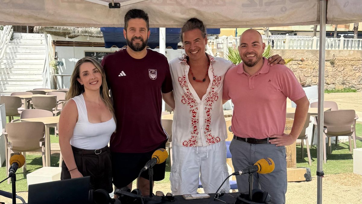 El presidente de la Peña Deportiva Garrucha, Borja Garrido; y el guitarrista, Guillermo Fernández, acompañados por José Sevilla y Rocío Sánchez, del equipo de SER Levante.
