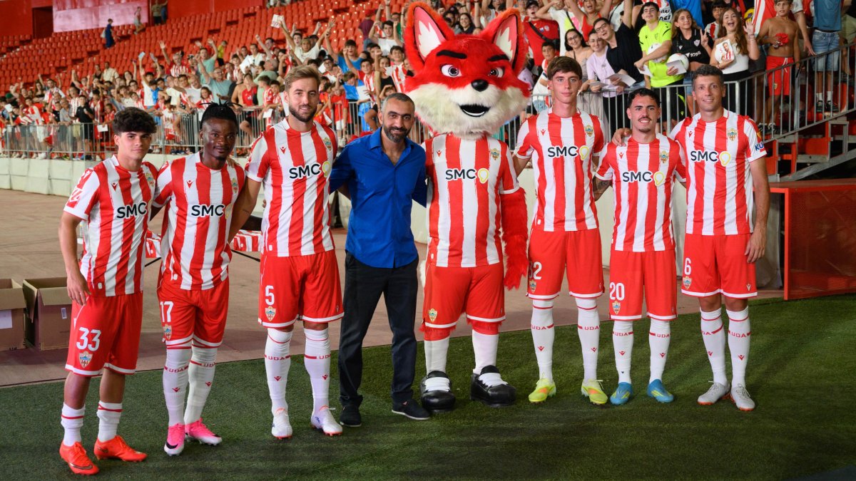 Mohamed El Assy y la nueva mascota, Urci, con los seis fichajes que ha realizado hasta la fecha el Almería.