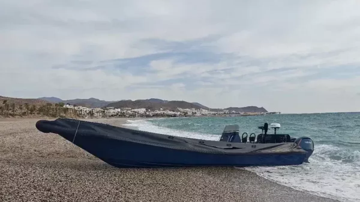 Una narcolancha abandonada en la playa de Las Marinicas de Carboneras.