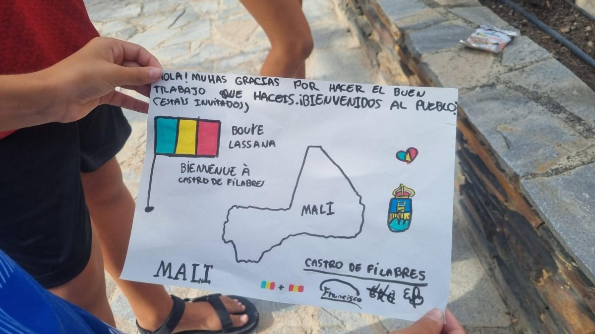 El regalo que niños de Castro prepararon para darle la bienvenida al pueblo a Bouye y Lassana
