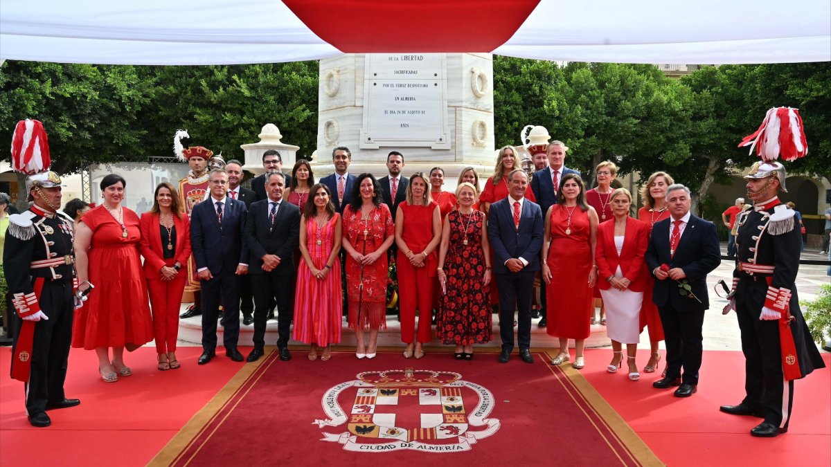 Foto de familia del acto de 'Los Coloraos'.