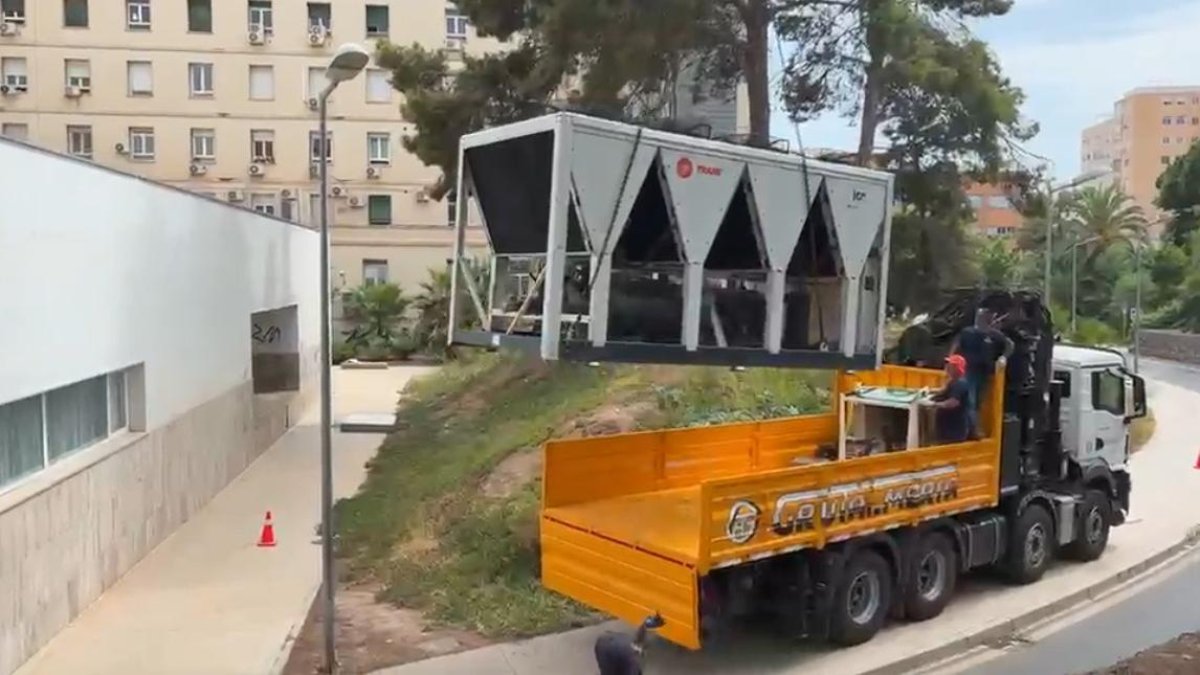 El gran aparato climatizador llegó a Almeria desde Valencia en este camión.