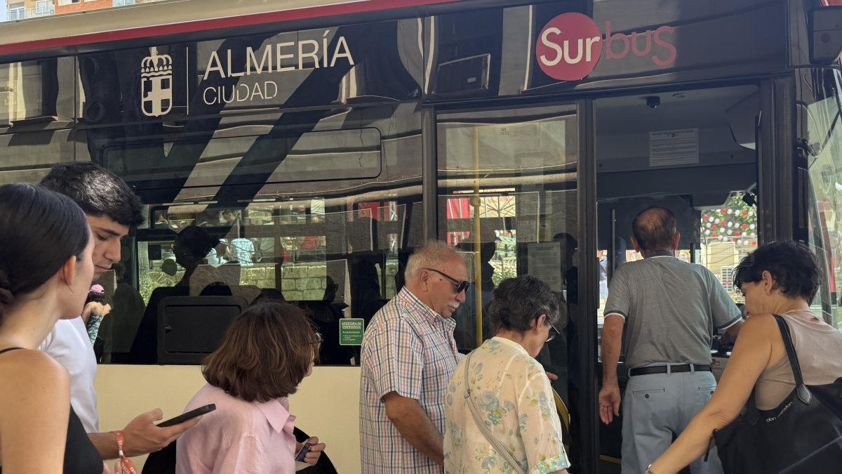 Los autobuses de Alsa Surbus acogen a decenas de personas.