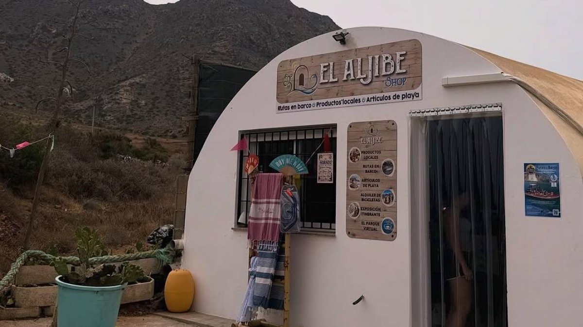 El viejo aljibe de Cabo de Gata que se ha convertido en una tienda de souvenirs este verano