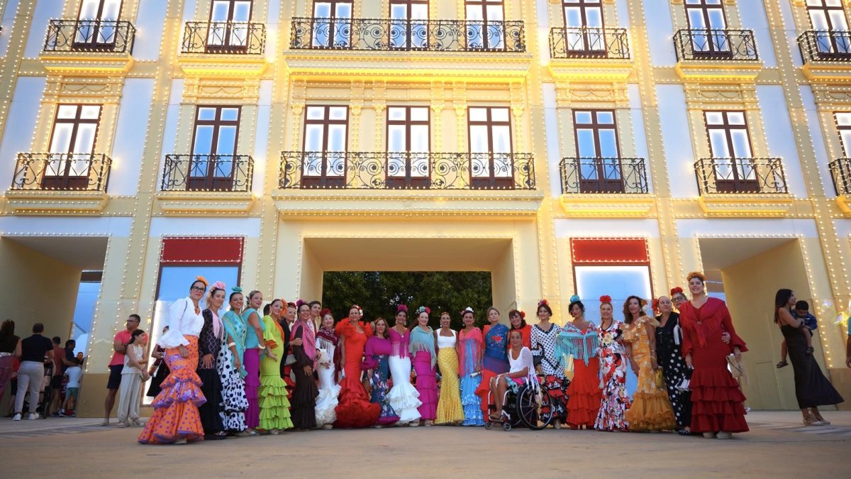 Parte de las flamencas que asistieron a la quedada, en una imagen tomada en la portada el jueves 27 de agosto